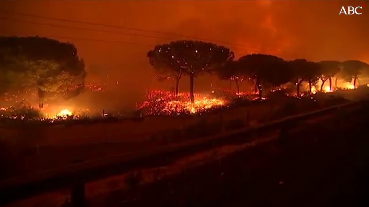 Dos agentes de la UME con la cámara que usanpara localizar víctimas en los terremotos