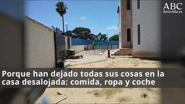 Coche y vivienda de los okupas que vivían con 25 perros