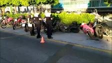 Un coche se lleva por delante quince motos en Nervión y se da a la fuga
