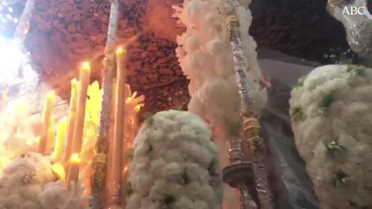 La lluvia sorprende a la Virgen de San Bernardo a su paso por la Alcazaba