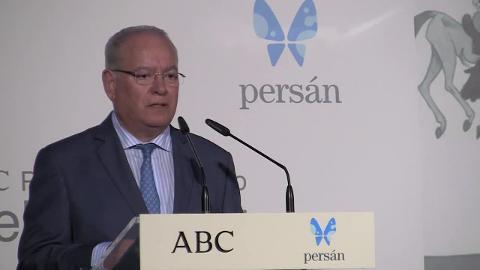 Fernando, hijo del premiado, recoge el premio