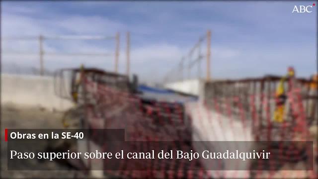 Una grúa de grandes dimensiones en el tramo de enlace de la SE-40 y la A-4