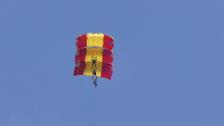 Paracaidistas en el río Guadalquivir