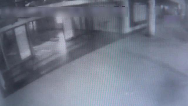 Uno de los sospechosos grabado por las cámaras de seguridad en el centro comercial Metromar