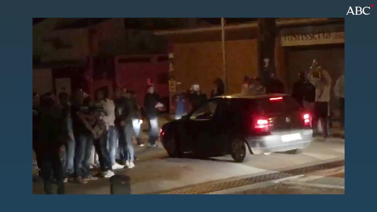 Cacerolada a las puertas del camping de Gerona donde están los agentes