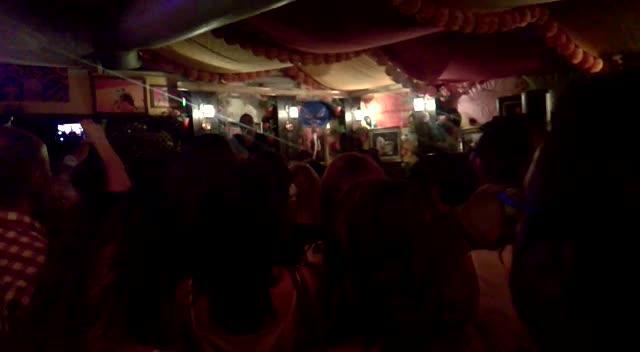 El cantante Falete arrancó aplausos en la caseta Tentadero de la Feria