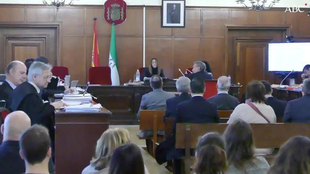 El que fuera gerente de Mercasevilla, Fernando Mellet celebra su absolución tras la lectura de la sentencia