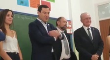 Juanma Moreno inicia el curso escolar en Andalucía con la mayor dotación presupuestaria