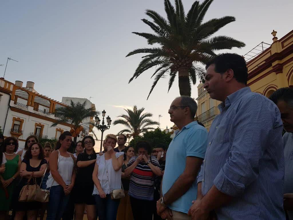Los vecinos de Arahal se concentran en memoria  de su paisana asesinada en Úbeda