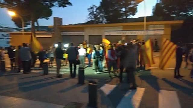 Ciudadanos muestran su apoyo a los agentes ante el camping donde se alojan