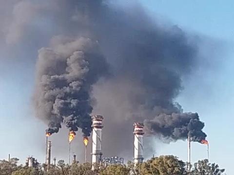 Imagen de la columna de humo vista desde la lejanía del campo de Gibraltar