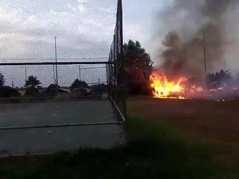 El fuego se ha originado en una zona de pastos y se ha extendido rápidamente por la urbanización