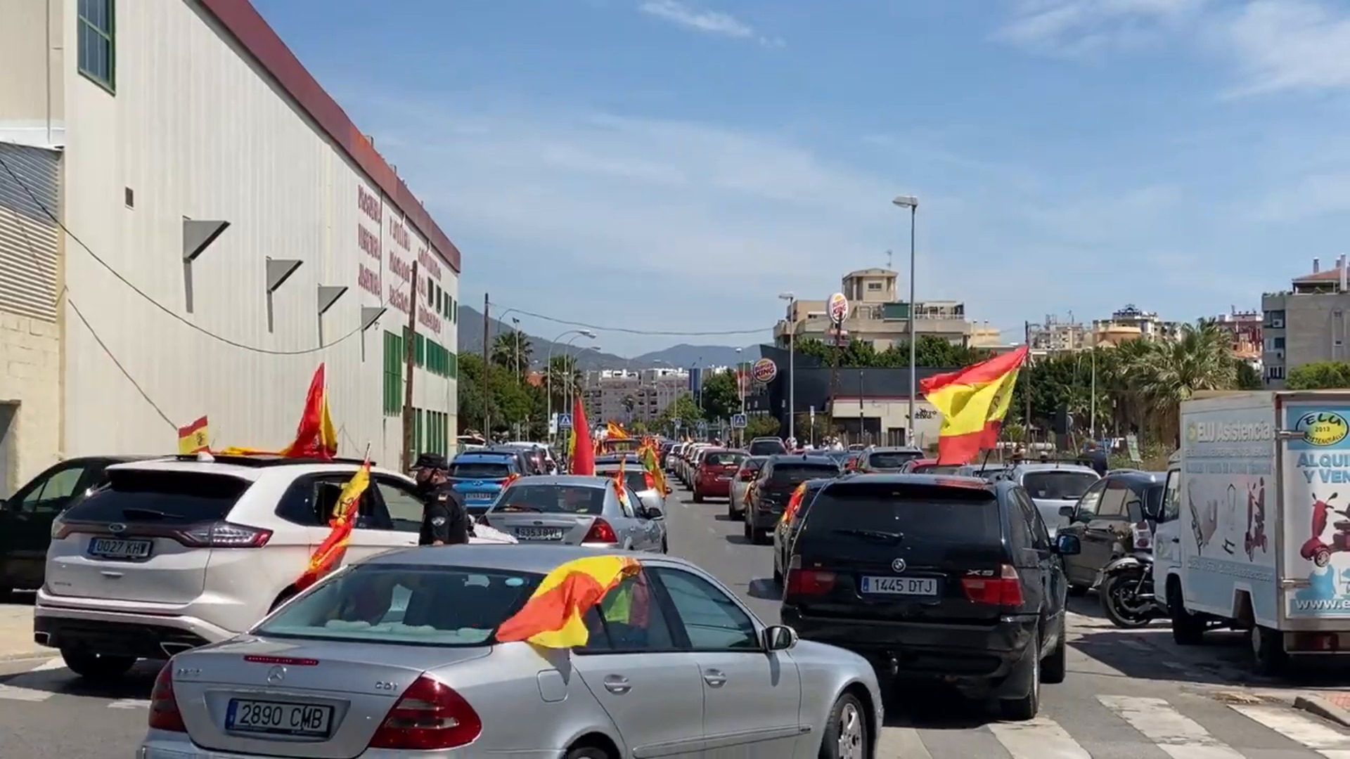 Las banderas de España inundan Málaga capital en la caravana de protesta por la gestión Gobierno