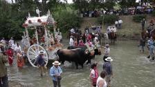 El Rocío 2018: los peregrinos de Sevilla Sur desafían al mal tiempo en el Vado del Quema