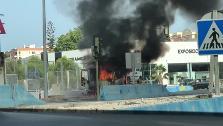Arde una grúa que transportaba una furgoneta en Algeciras