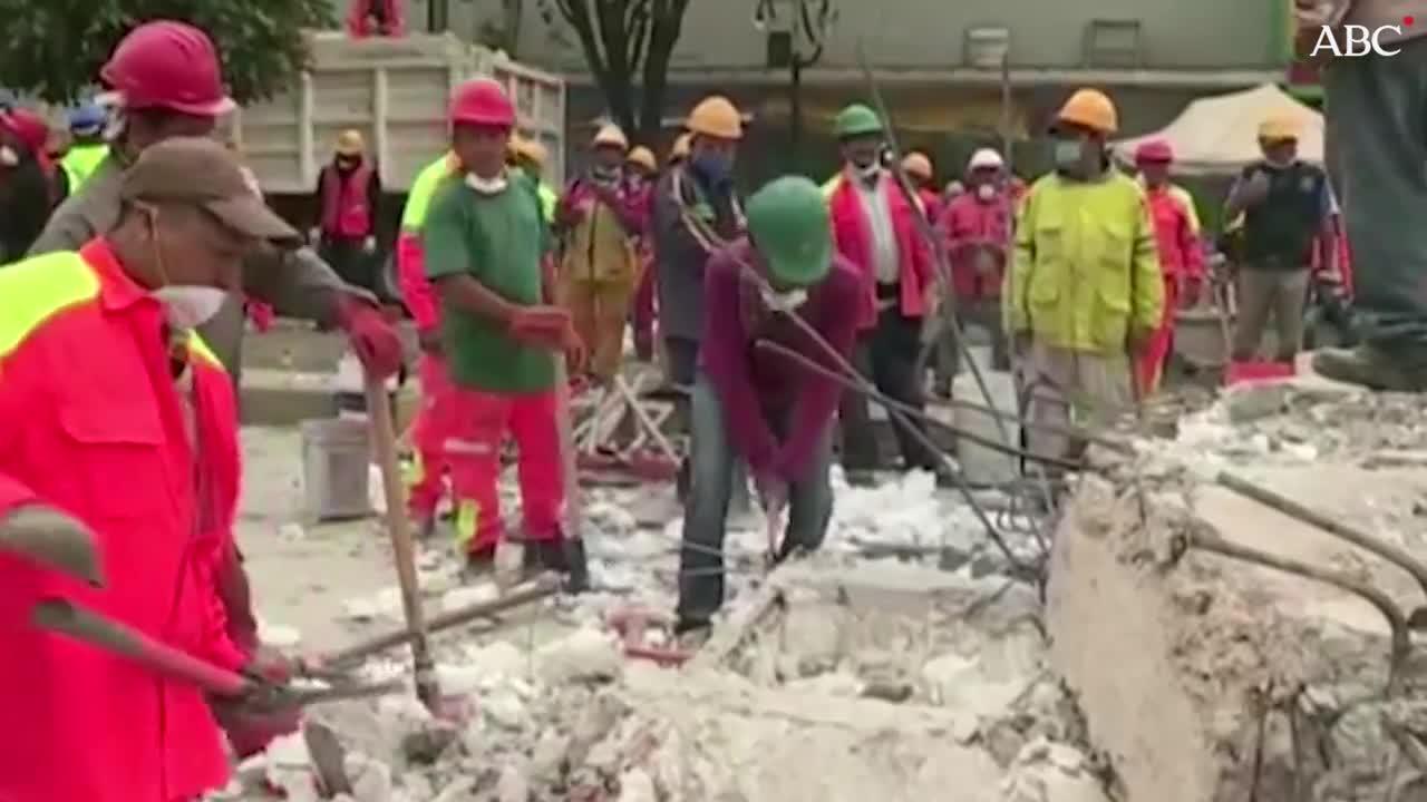 Miembros de la UME practican el rescate en Sevilla