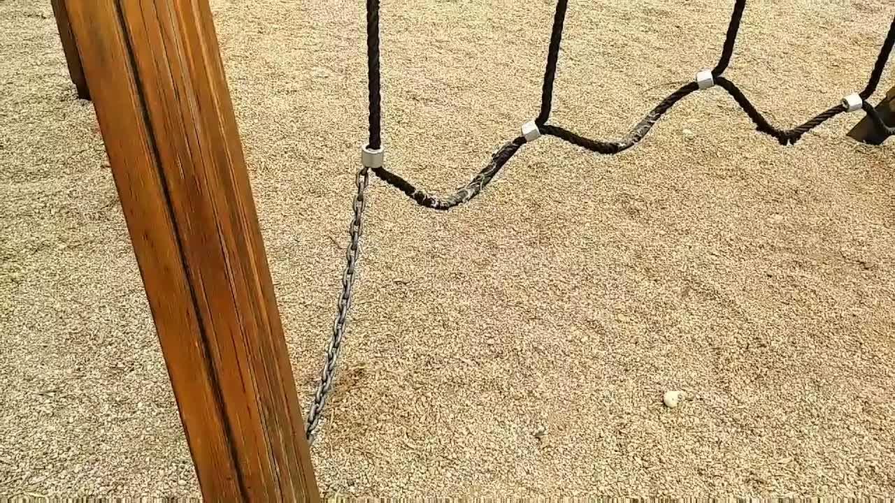 Deterioro en los parques infantiles de Córdoba