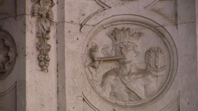 Un individuo está cometiendo un acto prohibido, en la actualidad, en la puerta del Rectorado