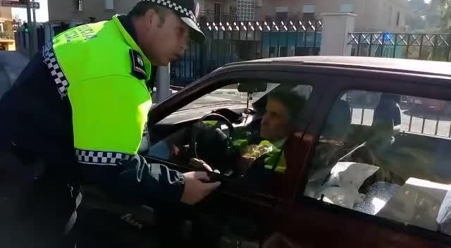 La Policía Local de Alcalá corrige estos días a los conductores que no toman bien las rotondas