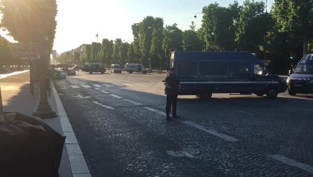 Los agentes, fuertemente armados, controlan los alrededores de los Campos Elíseos