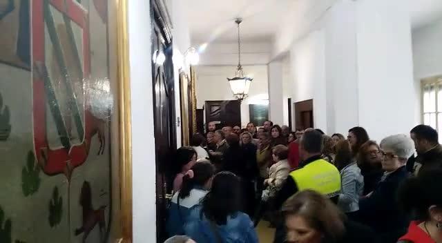 Ciudadanos itentando acceder al salón de plenos del Ayuntamiento de Priego
