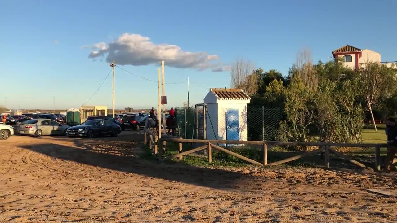 La espera de los conductores para entrar en las bolsas de aparcamiento ha llegado a alcanzar las dos horas