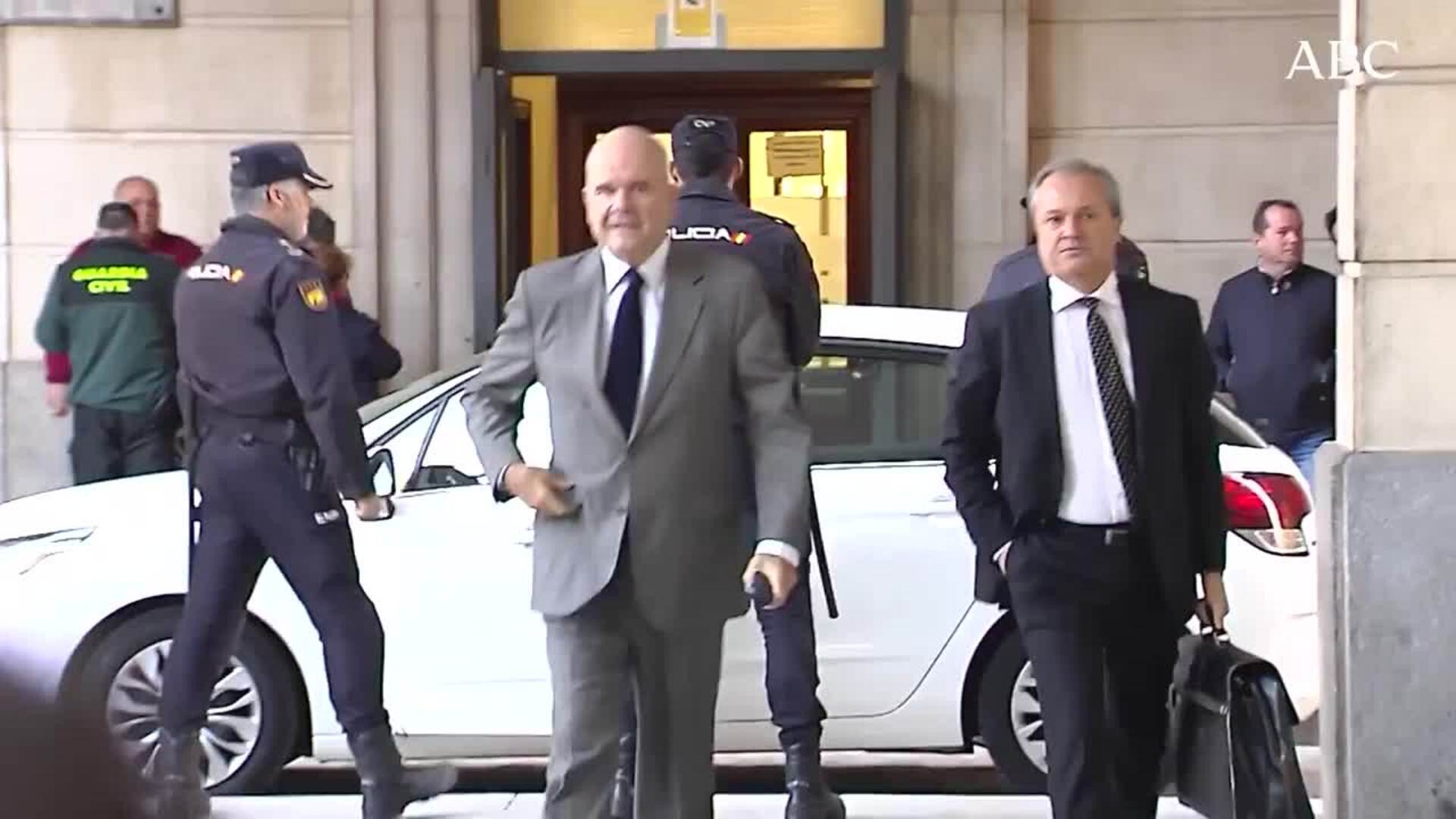 El presidente del Tribunal Constitucional, Cándido Conde-Pumpido, charla en un acto con Manuel Chavesa