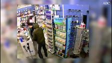 Un ladrón intenta atracar con una pistola una farmacia de Brenes