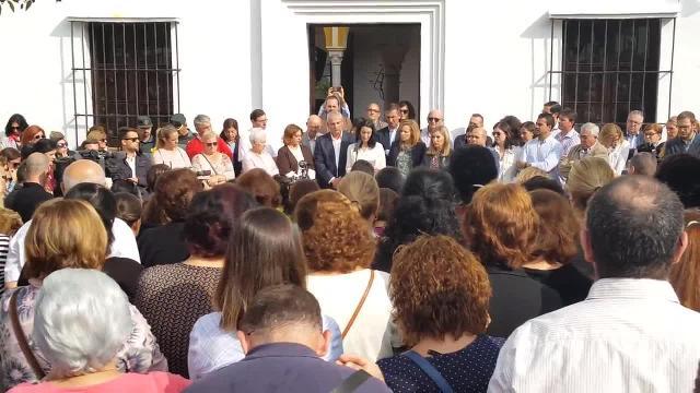 Varios asistentes a la concentración en la plaza del Ayuntamiento
