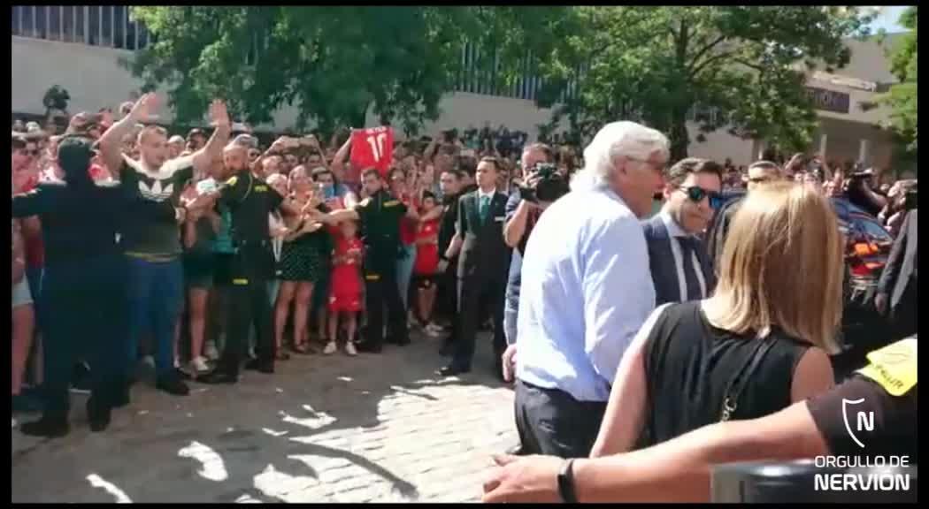 El feretro de Reyes llega a la capilla ardiente