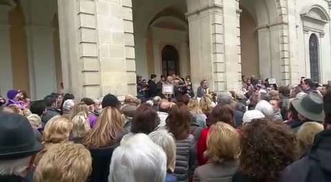 La numerosa concentración de personas a las puertas del Ayuntamiento de Sevilla