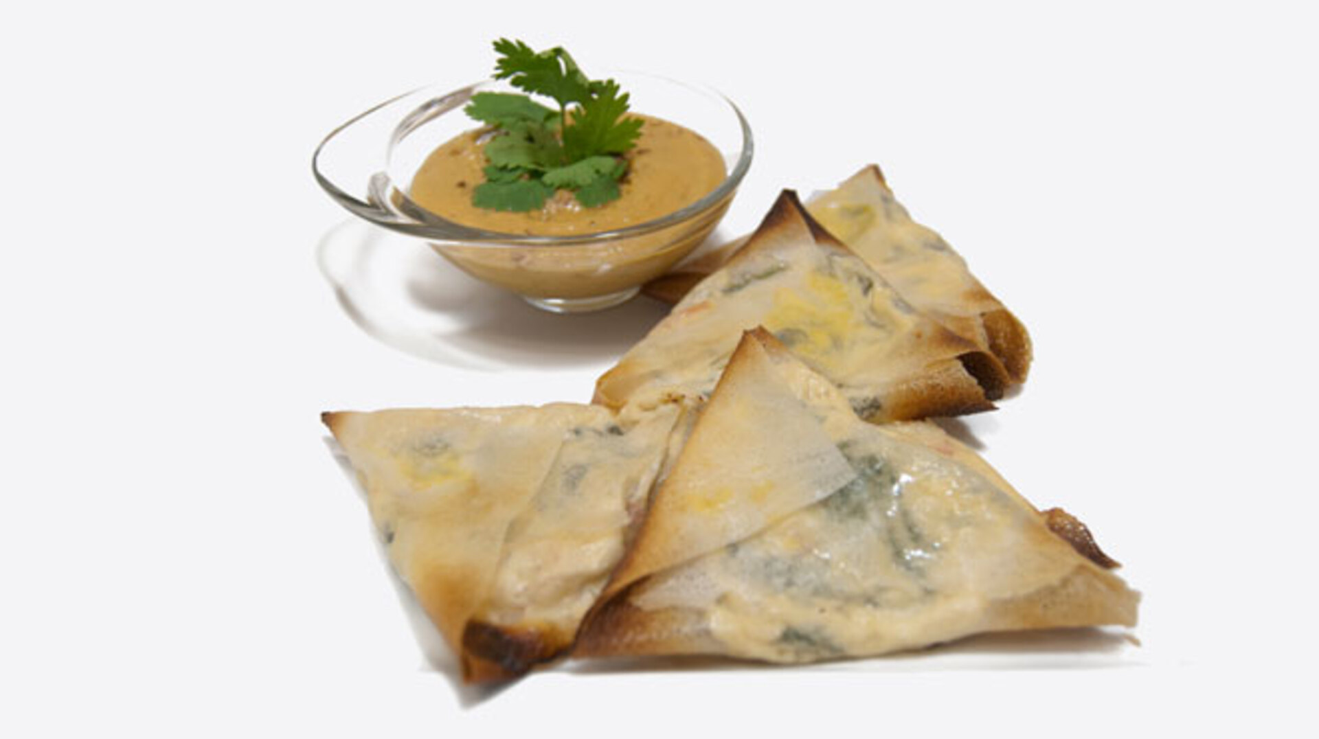 Crujiente de espinacas y langostinos con humus