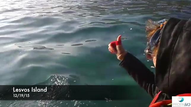 Susan Sarandon junto a los bomberos voluntarios de Sevilla en Lesbos