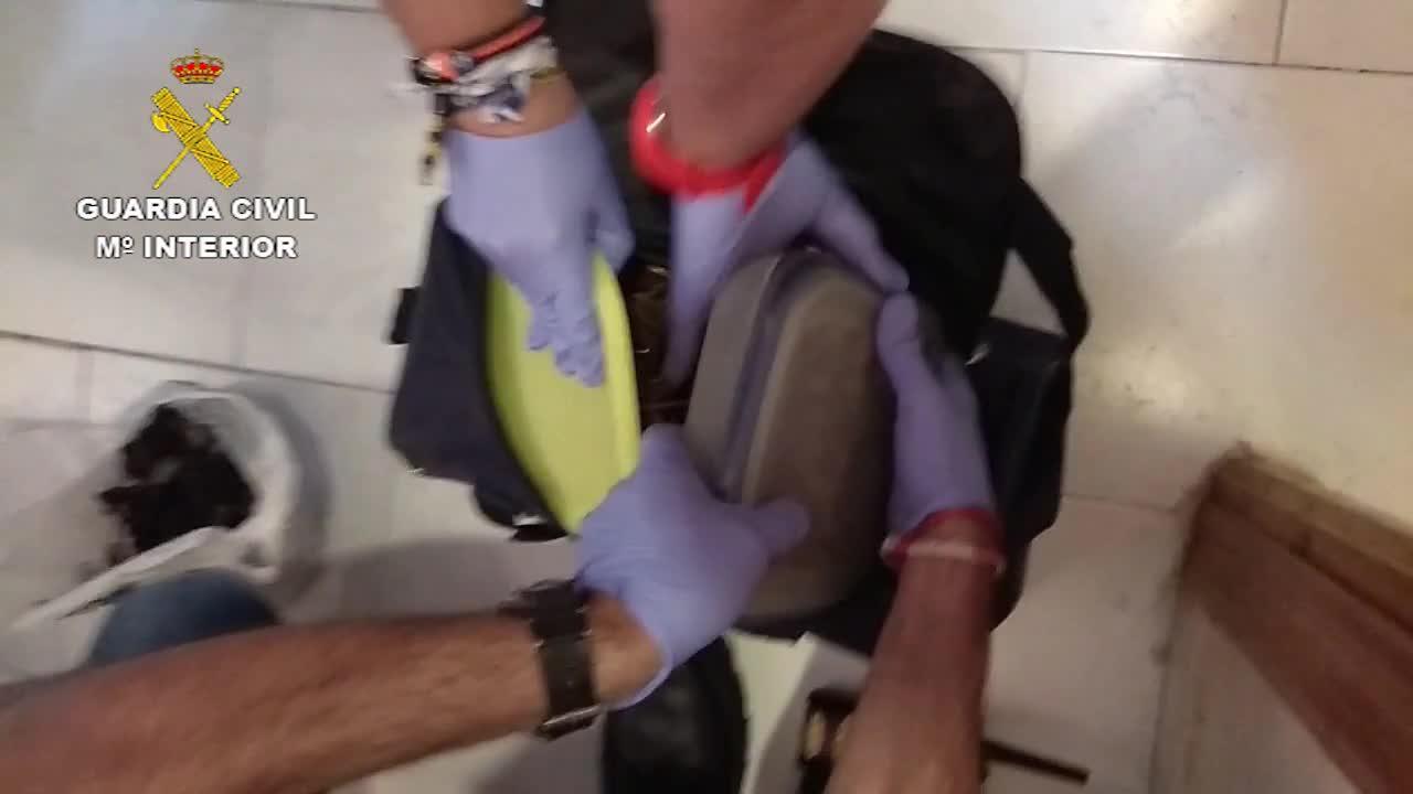 Fusiles y cargadores decomisados al detenido