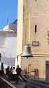 Las 12 campanas de la torre de Lebrija bajan por primera vez para ser restauradas