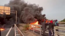 Estallido de los pescadores de Ayamonte en Huelva: cortan con barricadas y quemas el puente a Portugal