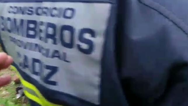 Rescatado un hombre atrapado en su vehículo al caer 20 metros junto al faro de Punta Carnero