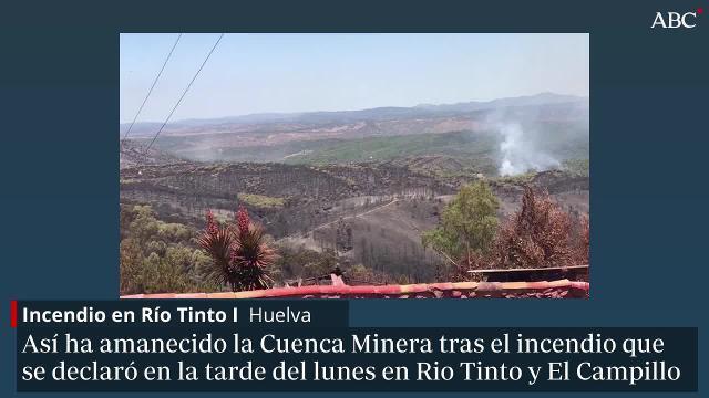 Una helicóptero del Infoca actuando en la zona del fuego declarado en Minas de Riotinto