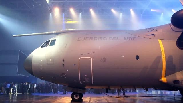 La ministra de Defensa, María Dolores de Cospedal, ha presidido la entrega del primer A-400 M