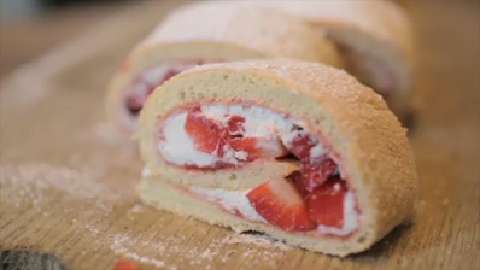 Tous En Cuisine La Recette Du Biscuit Roule Aux Fraises Et Chantilly Legere De Cyril Lignac Femme Actuelle Le Mag