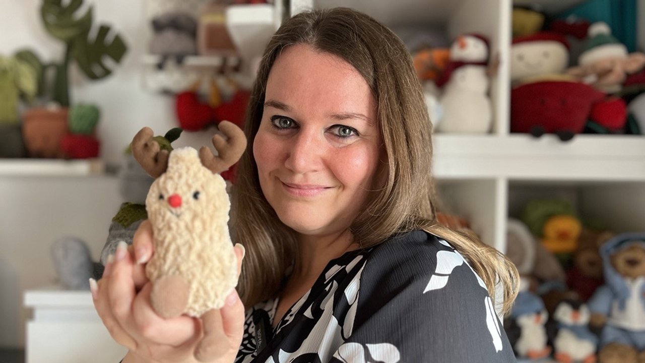 Stephanie Bublitz präsentiert ihre Jellycat-Sammlung in Bielefeld