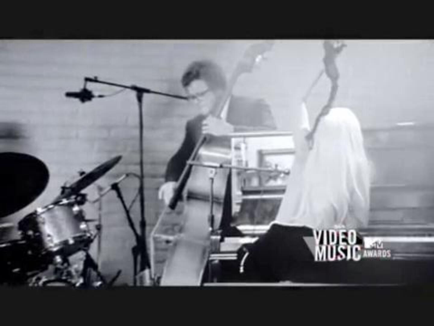 Lady Gaga se quita el sujetador