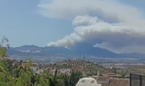 Así se ve desde Málaga capital el incendio forestal en la sierra de Mijas