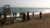 Los equipos de rescate trabajan en el lugar del suceso, en la playa La Venus