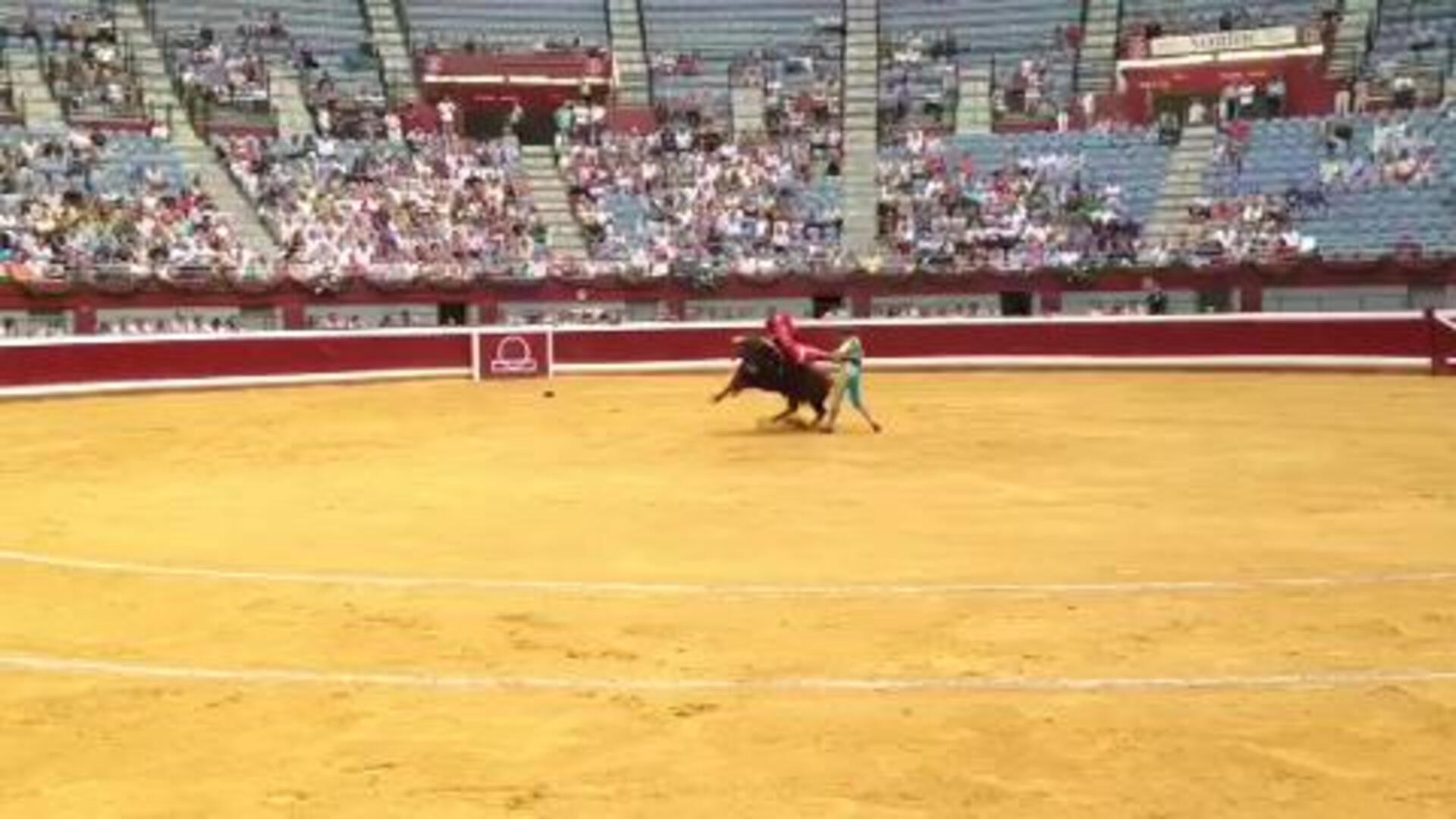 Antonio Barrera torea con la ikurriña en San Sebastián