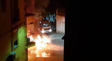 Arden tres coches en pleno centro urbano de Jaraíz