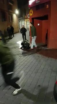 Momento del vídeo en el que se muestra la agresión