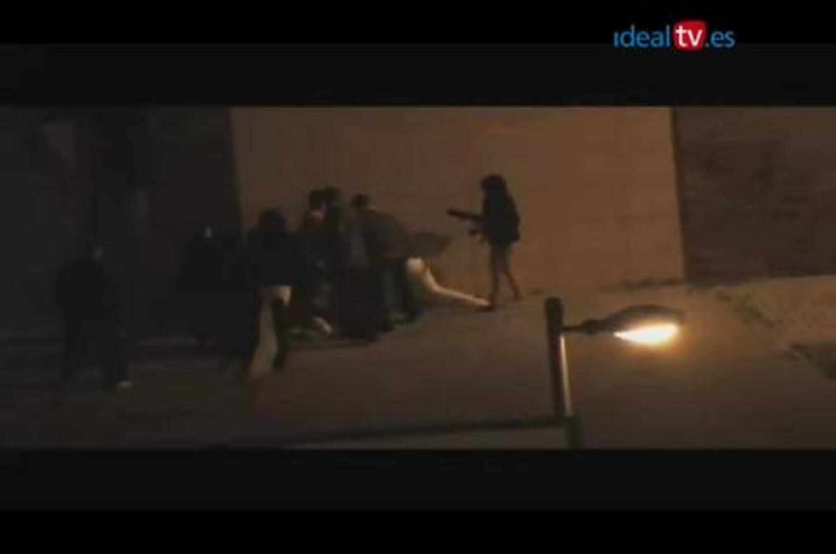 Graba una brutal pelea callejera al salir de una discoteca de Granada