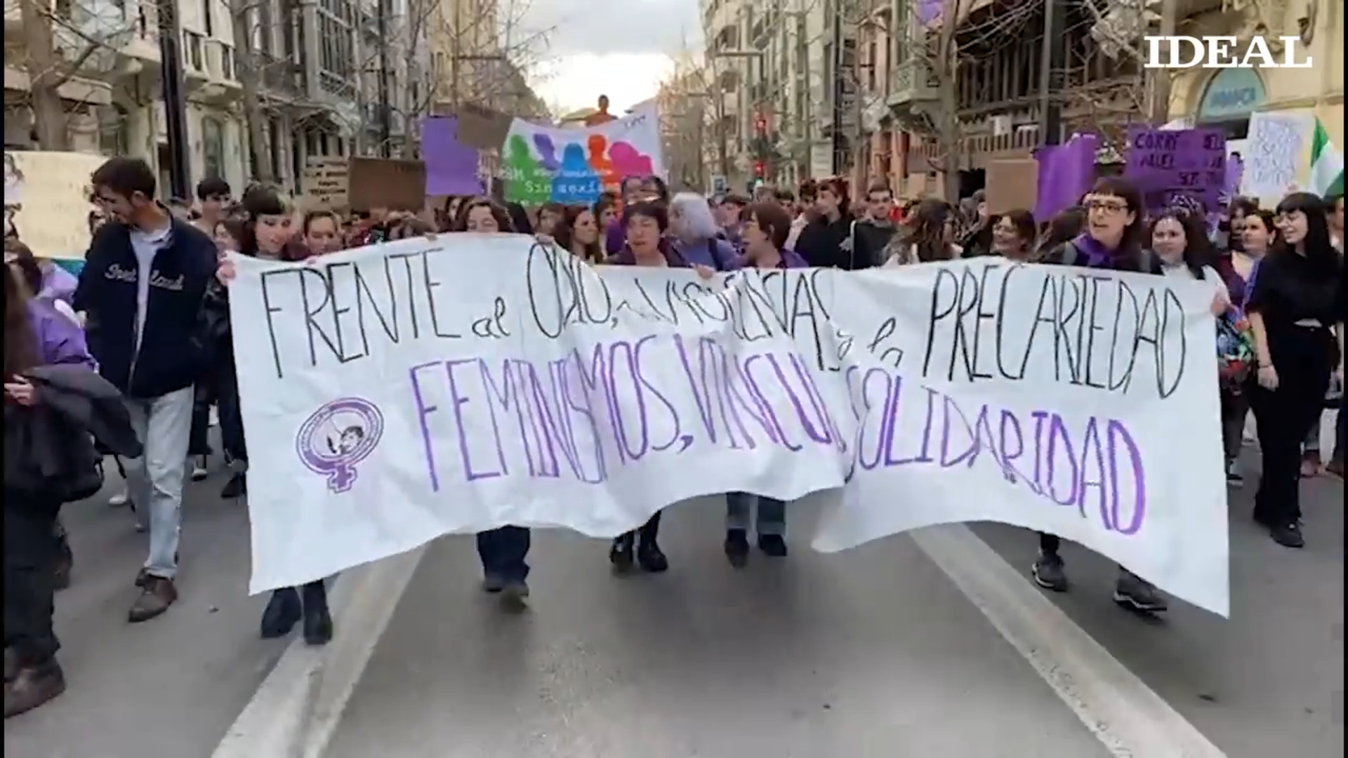 personas ponen rumbo a la igualdad por el 8M en Granada Ideal