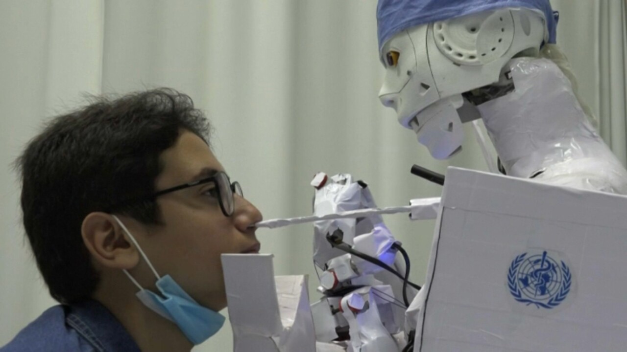 covid 19 en egypte un robot realise des tests pcr